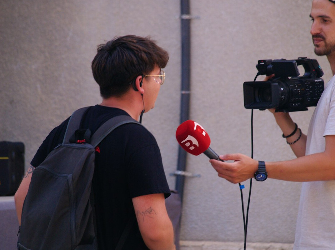 journalist interviewing source